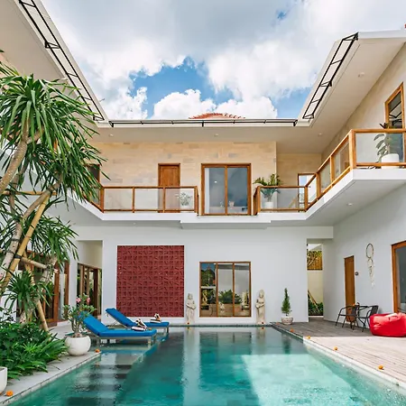6 Bedroom High End Luxury Villa In Batu Belig, Seminyak